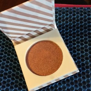 Beauté Basics Foiled Eyeshadow in Lavish
